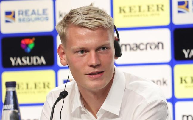 El jugador de la Real Sociedad Orri Oskarsson, en la presentación. / IKER AZURMENDI