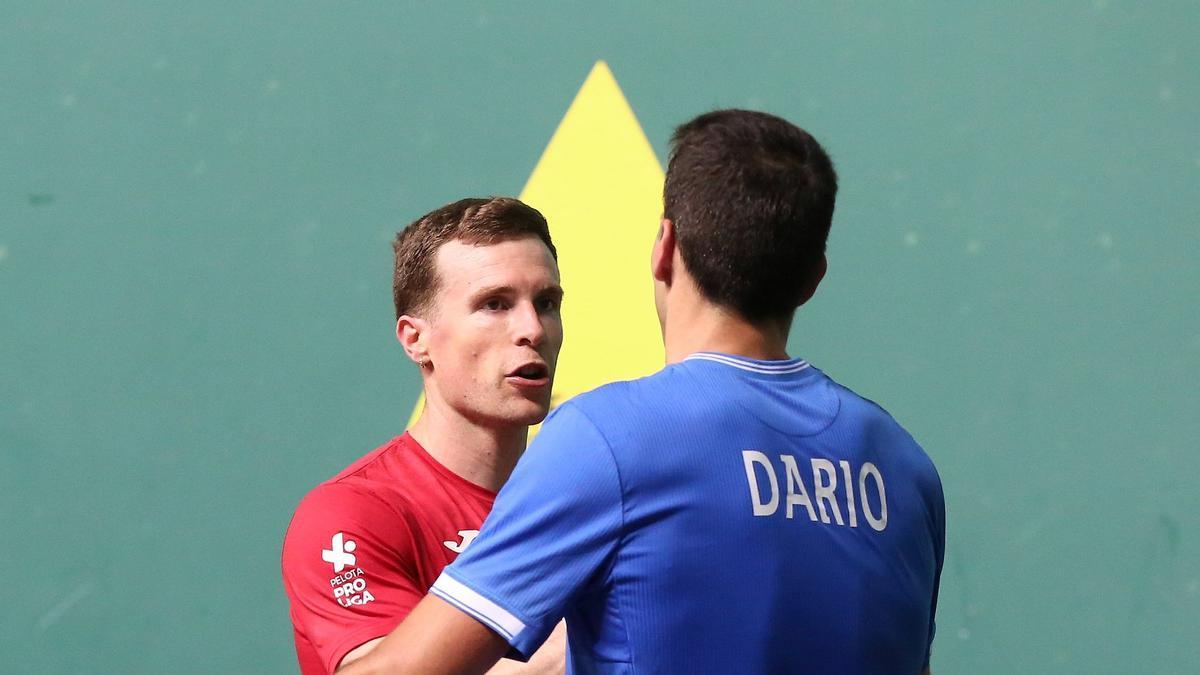 Darío, campeón del Manomanista después de arrollar a Iñaki Artola en el Navarra Arena de Iruñea