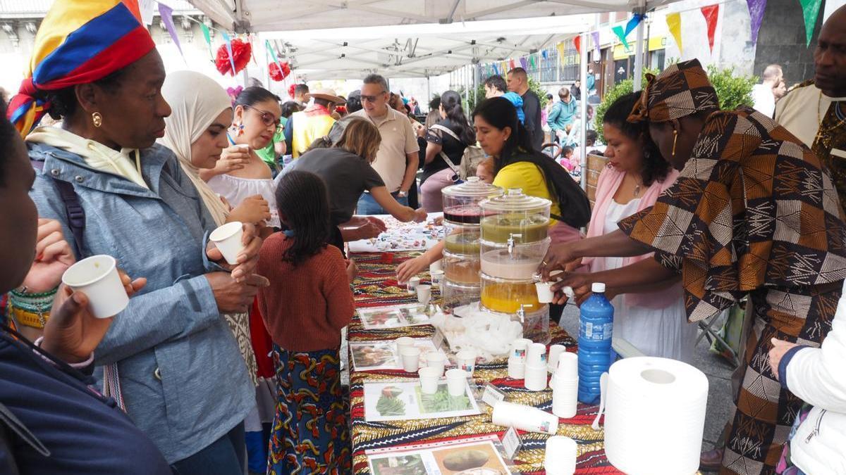 Encuentro multicultural en Azkoitia, con la participación de vecinos llegados de otros países en busca de un futuro mejor.