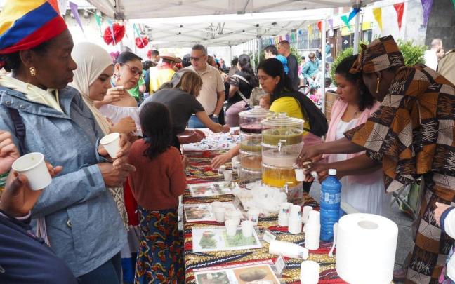Encuentro multicultural en Azkoitia, con la participación de vecinos llegados de otros países en busca de un futuro mejor.