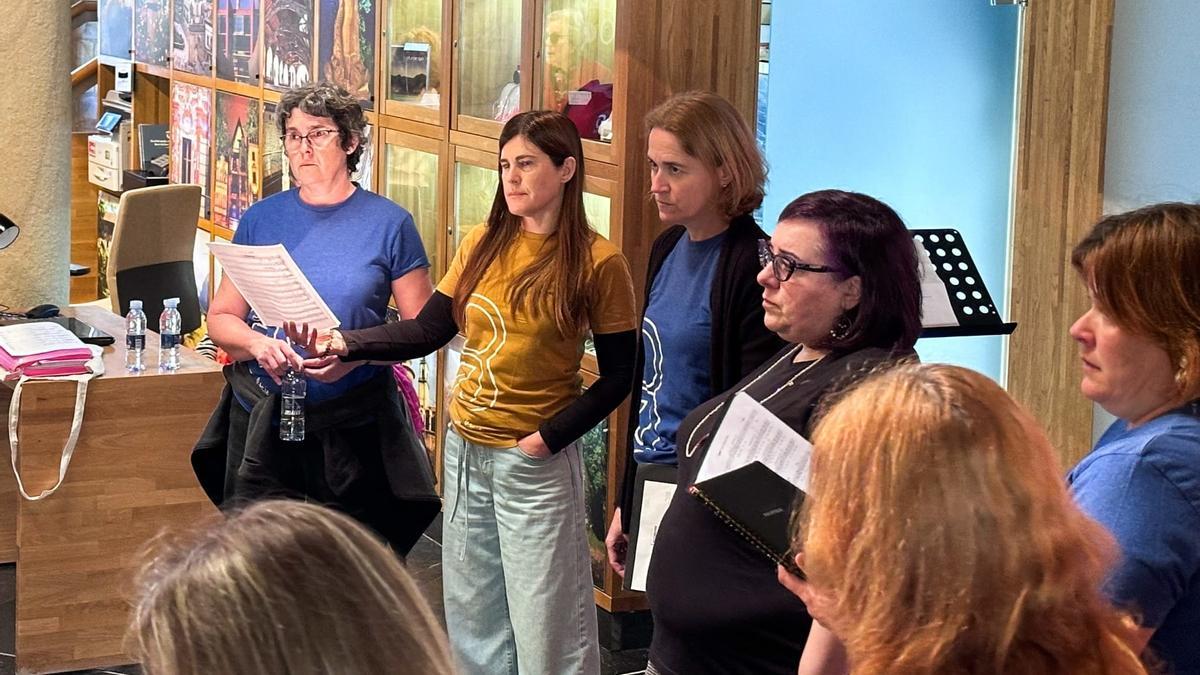 La candidata de Elkarrekin Podemos a lehendakari, Miren Gorrotxategi, canta con su coro.