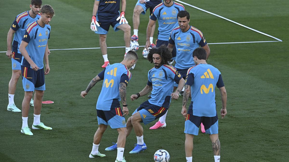 Los jugadores de la selección española, en un entrenamiento este martes EFE.jpg
