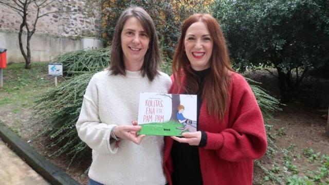 Eguzkiñe eta Laura Garziandia, liburuarekin.