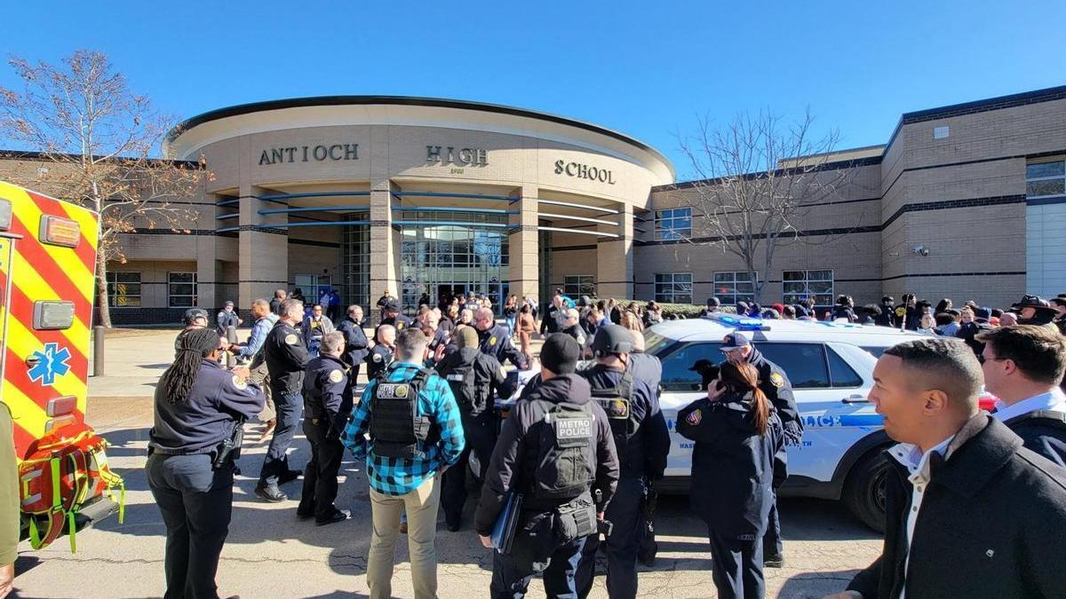 Agentes de la Policía Metropolitana de Nashville en el exterior del instituto atacado.