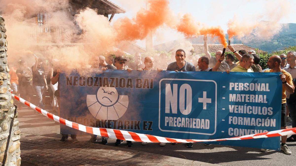 ‘Ertzainas en lucha’, durante la protesta que llevaron a cabo ayer frente a Torre Madariaga (Busturia) durante la celebración del Consejo de Gobierno en este enclave.