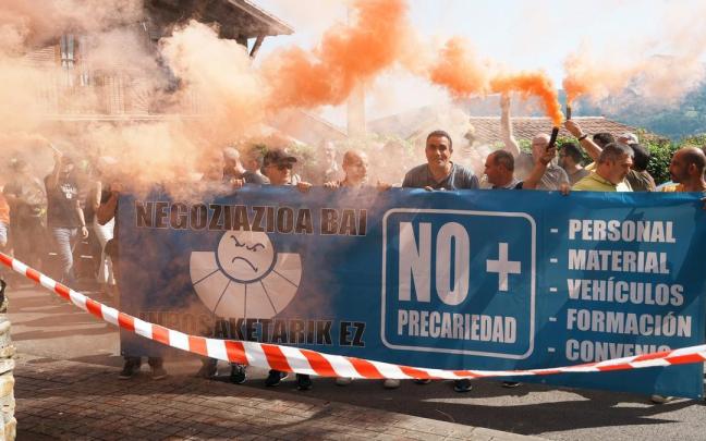 ‘Ertzainas en lucha’, durante la protesta que llevaron a cabo ayer frente a Torre Madariaga (Busturia) durante la celebración del Consejo de Gobierno en este enclave.