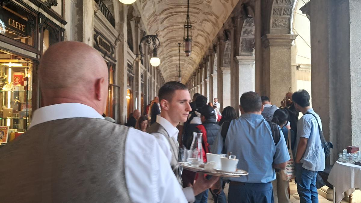 Camareros y turistas en la plaza de San Marcos.