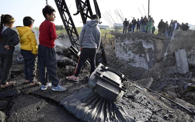 Varios niños miran un pequeño puente destruido por un ataque aéreo israelí, en Alqulaylah, en el sur del Líbano. Varios niños miran un pequeño puente destruido por un ataque aéreo israelí, en Alqulaylah, en el sur del Líbano.