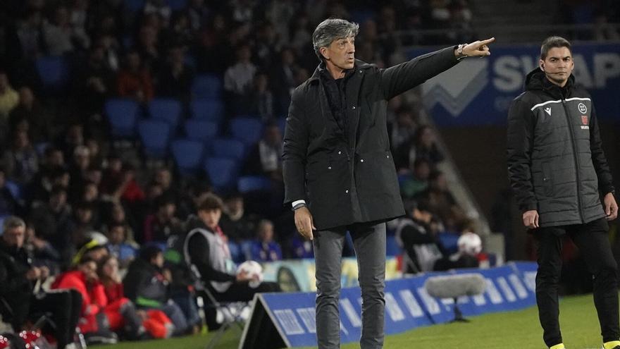 Imanol Alguacil, dando instrucciones a sus futbolistas durante un partido. / RUBEN PLAZA