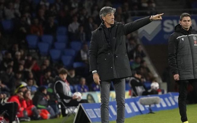Imanol Alguacil, dando instrucciones a sus futbolistas durante un partido. / RUBEN PLAZA