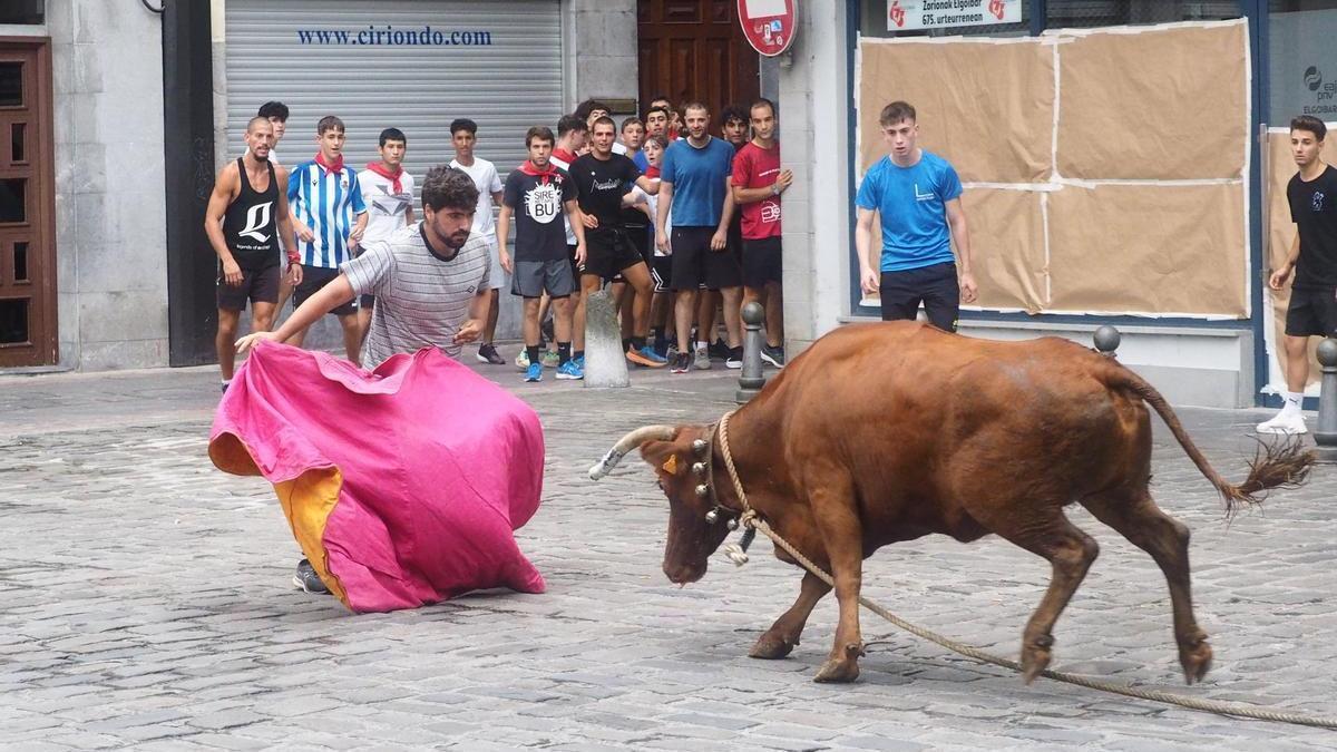 La sokamuturra ofrece en ocasiones la oportunidad de ver a aspirantes a torero.