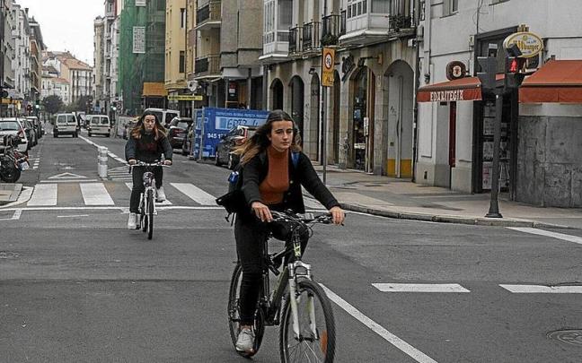 Dos ciclistas pedaleando por la calle San Antonio de la capital alavesa. | FOTO: ALEX LARRETXI