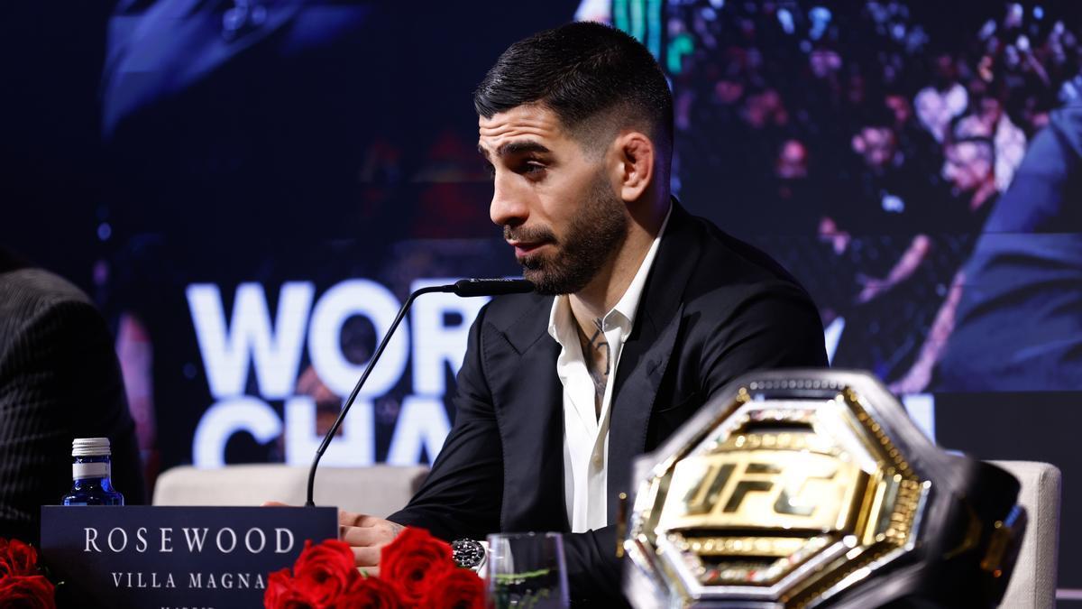 Ilia Topuria asiste a su rueda de prensa tras ganar el título de Campeón Mundial de la UFC de MMA contra Alexander.