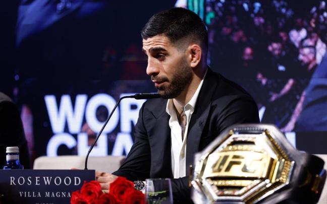 Ilia Topuria asiste a su rueda de prensa tras ganar el título de Campeón Mundial de la UFC de MMA contra Alexander.