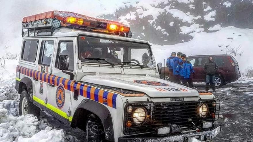 Vehículo de protección civil en labores de vialidad invernal en Aiaraldea