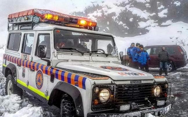 Vehículo de protección civil en labores de vialidad invernal en Aiaraldea