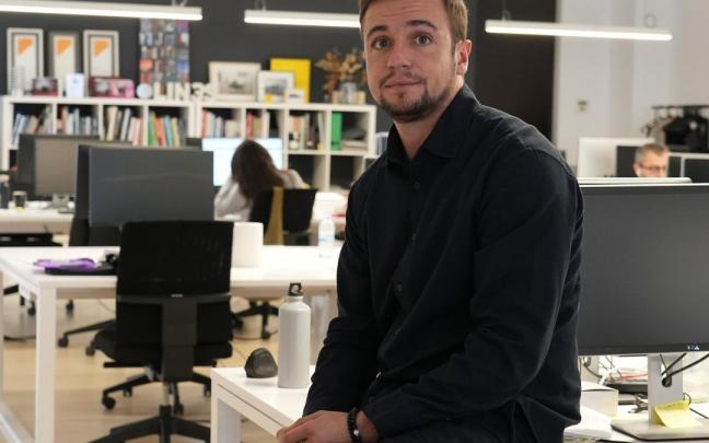 Lluc Colomo posa en las oficinas de LIN3S, donde se celebró la conferencia.