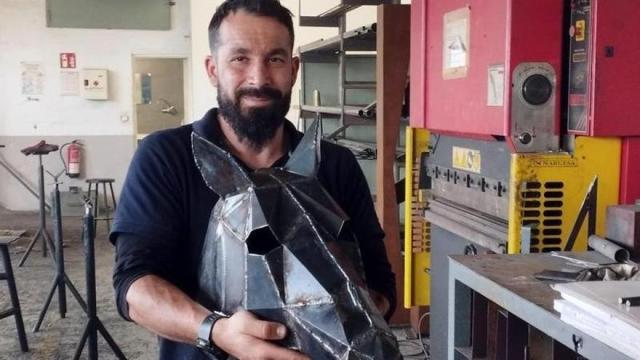 Sergio Alonso, artista dedicado a la escultura metálica en su taller.