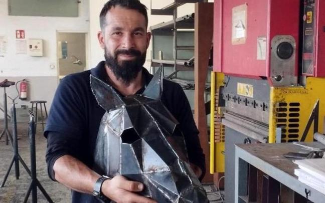 Sergio Alonso, artista dedicado a la escultura metálica en su taller.