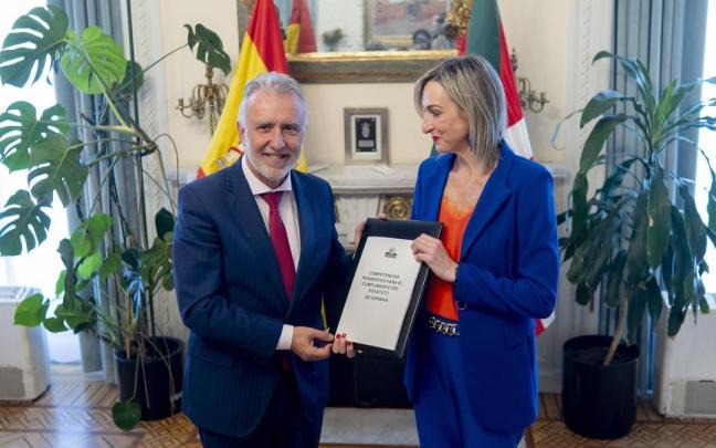 La consejera Ubarretxena, entregando sus propuestas para cumplir el Estatuto al ministro Torres