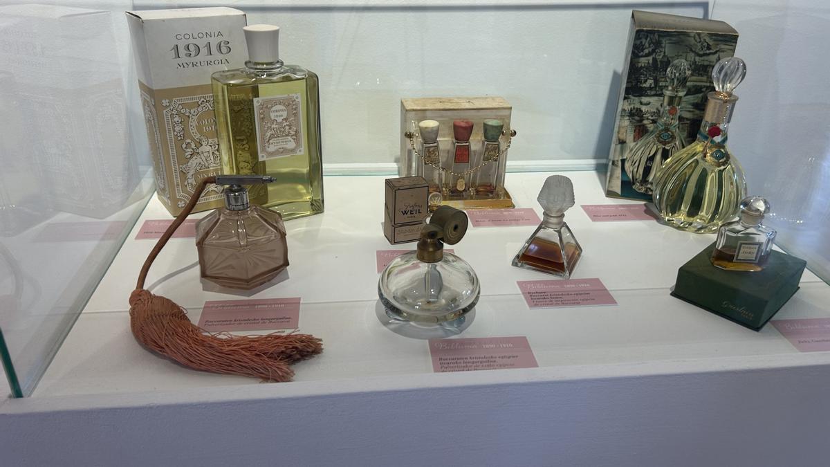 Cuidada selección de frascos de perfume.