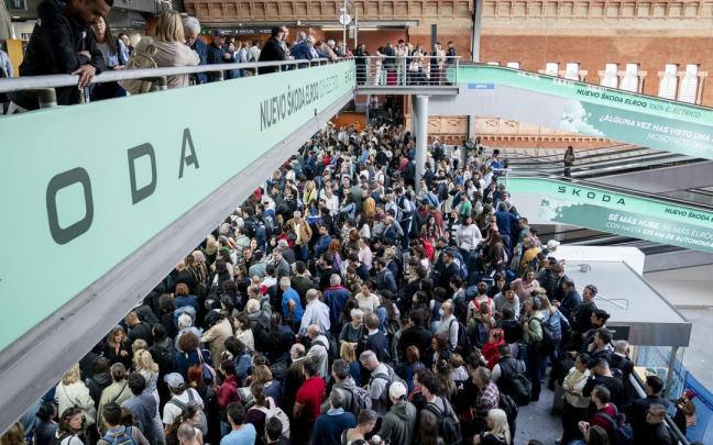Decenas de personas esperan en la estación de Atocha-Almudena Grandes, afectadas por el apagón. / EP Decenas de personas esperan en la estación de Atocha-Almudena Grandes, afectadas por el apagón.