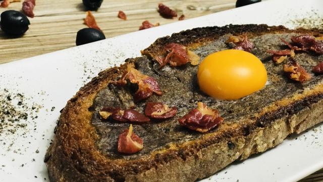 Rebanada de pan rellena de tortilla. / María Malo Rebanada de pan rellena de tortilla.