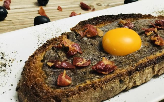 Rebanada de pan rellena de tortilla.