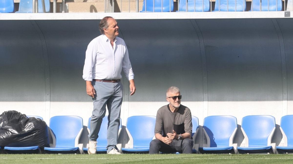 Jokin Aperribay y Roberto Olabe, presenciando un entrenamiento, este verano en Zubieta. / IKER AZURMENDI