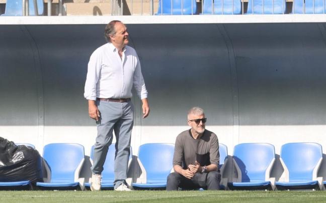 Jokin Aperribay y Roberto Olabe, presenciando un entrenamiento, este verano en Zubieta. / IKER AZURMENDI