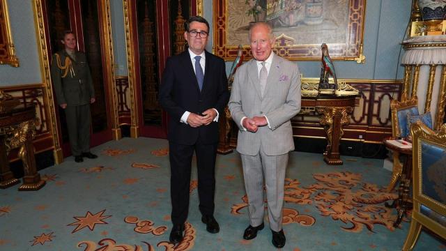 Burnham asume el Gobierno británico tras recibir el encargo del rey Carlos III.