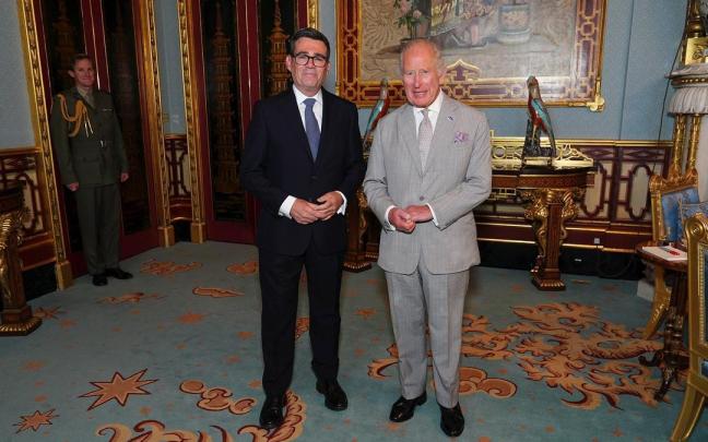 Burnham asume el Gobierno británico tras recibir el encargo del rey Carlos III.