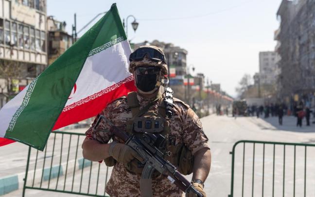 Soldado iraní en Teherán.