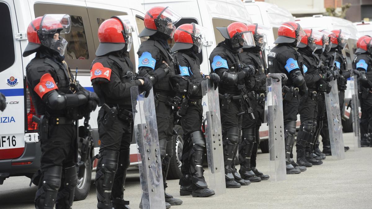 Dispositivo de la Ertzaintza durante el partido contra el Rangers. / MIGUEL ACERA
