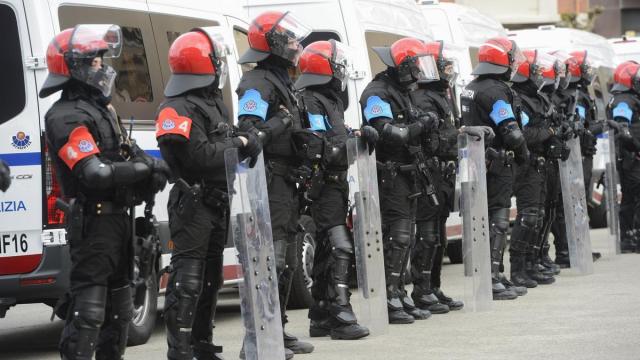 Dispositivo de la Ertzaintza durante el partido contra el Rangers. / MIGUEL ACERA