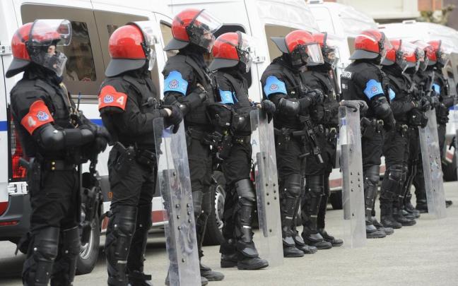 Dispositivo de la Ertzaintza durante el partido contra el Rangers. / MIGUEL ACERA