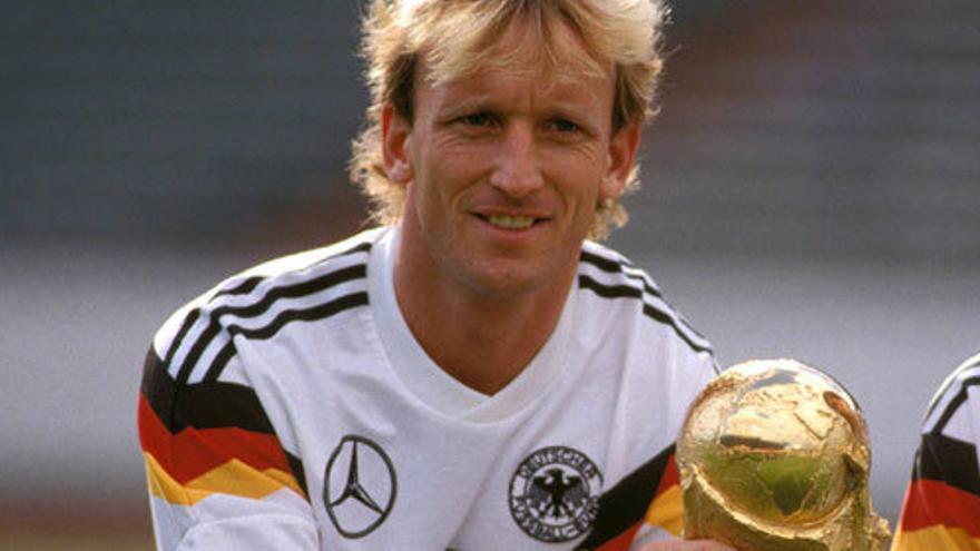 Andreas Brehme, con la Copa del Mundo.