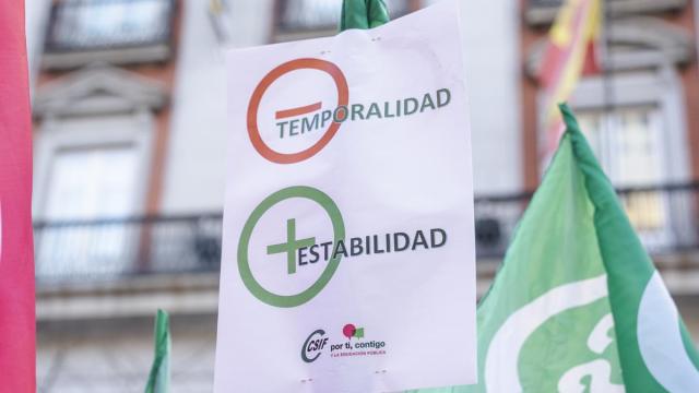 Una pancarta que reza 'Menos temporalidad, más estabilidad' en una concentración frente al ministerio de Educación y Formación Profesional.