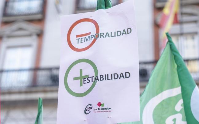 Una pancarta que reza 'Menos temporalidad, más estabilidad' en una concentración frente al ministerio de Educación y Formación Profesional.