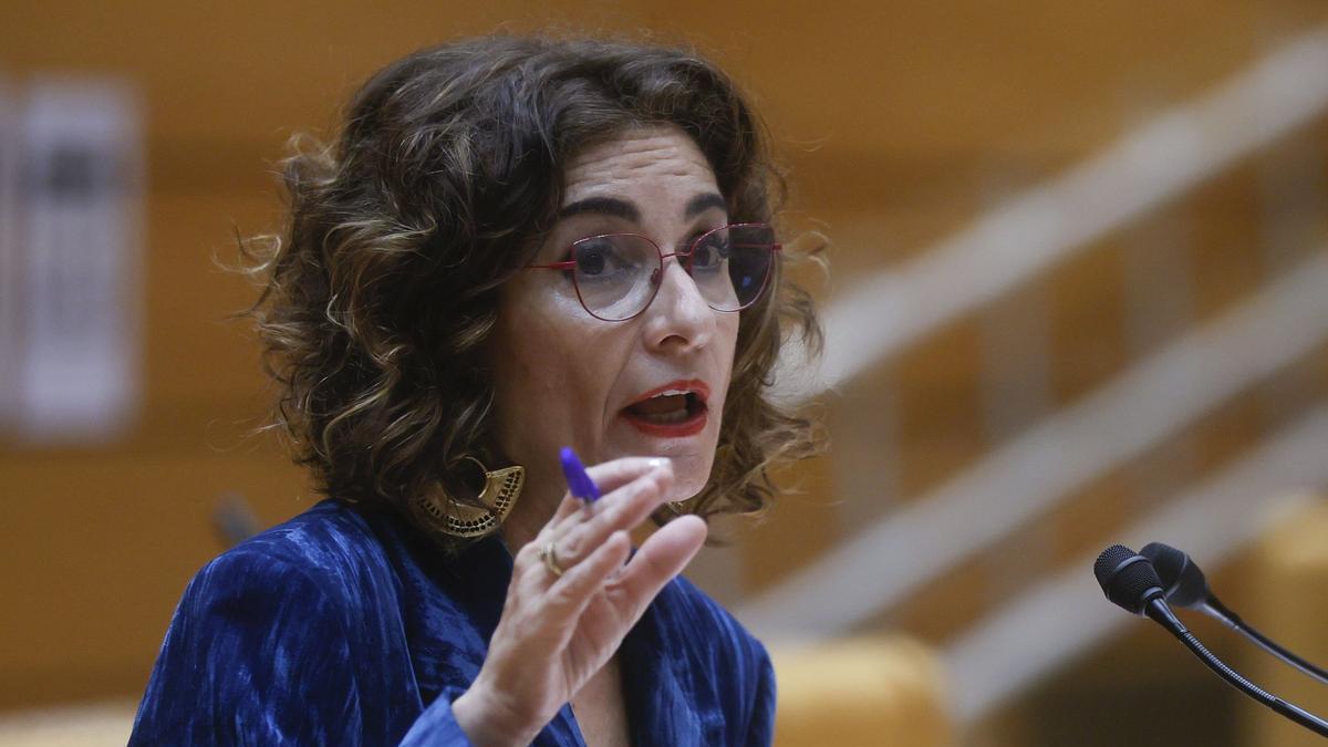 La vicepresidenta primera y ministra de Hacienda defiende en el Senado la senda de déficit del Gobierno español.