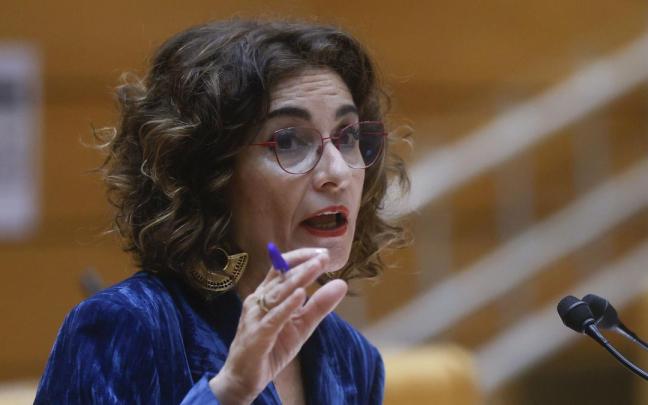 La vicepresidenta primera y ministra de Hacienda defiende en el Senado la senda de déficit del Gobierno español. / FERNANDO ALVARADO La vicepresidenta primera y ministra de Hacienda defiende en el Senado la senda de déficit del Gobierno español.