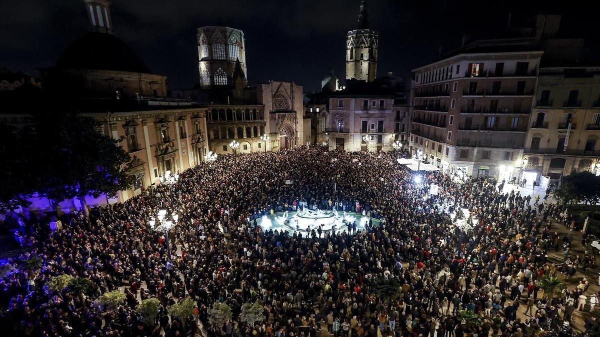 La delegación del Gobierno cifra en 100.000 las personas que han salido a la calle a exigir la dimisión de Carlos Mazón.