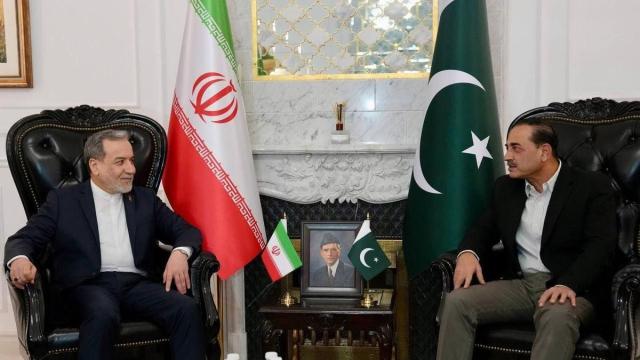 El ministro de Exteriores de Irán se reúne con el principal mediador en el conflicto en una imagen de archivo.