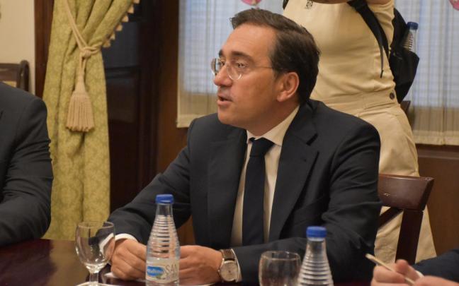 El ministro de Asuntos Exteriores, Unión Europea y Cooperación, José Manuel Albares, durante su reunión con el presidente de la Ciudad Autónoma de Ceuta, Juan Jesús Vivas Lara