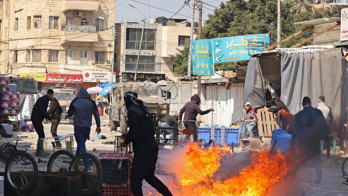 Enfrentamiento entre el ejército israelí y palestinos en Nablus este miércoles.