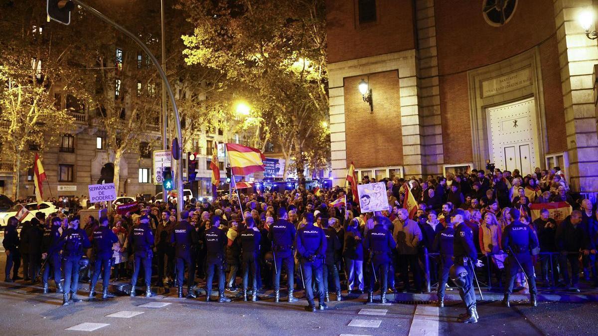 Nueva manifestación contra la amnistía celebrada este lunes frente a la sede del PSOE en la calle Ferraz.
