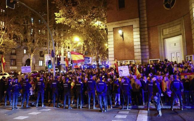 Nueva manifestación contra la amnistía celebrada este lunes frente a la sede del PSOE en la calle Ferraz. Nueva manifestación contra la amnistía celebrada este lunes frente a la sede del PSOE en la calle Ferraz.