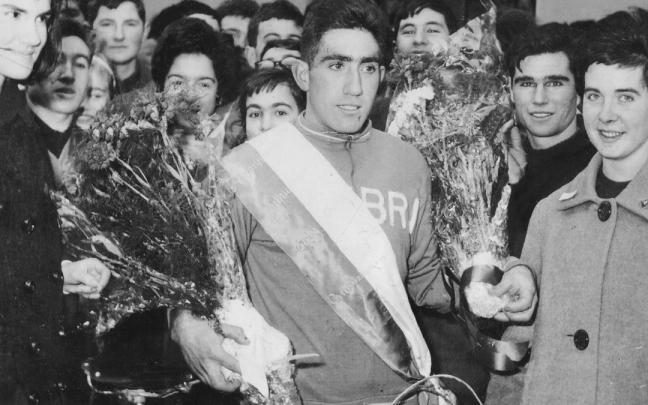 Amelio Mendijur, tras ganar el ciclo-cross de Ormaiztegi de 1963. / J.Marín Amelio Mendijur, tras ganar el ciclo-cross de Ormaiztegi de 1963.