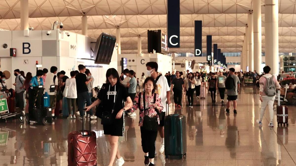 Viajeros en el aeropuerto de Hong Kong, en una imagen de archivo.