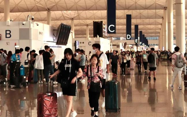 Viajeros en el aeropuerto de Hong Kong, en una imagen de archivo. Viajeros en el aeropuerto de Hong Kong, en una imagen de archivo.